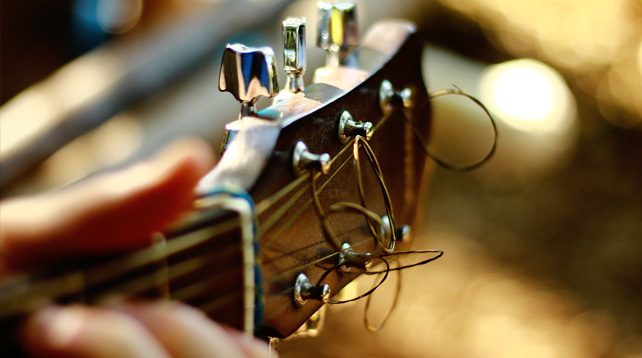 Spela gitarr i band