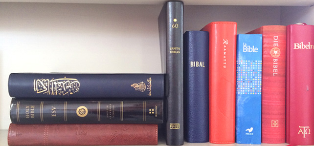 Biblar på olika språk att låna i Brännkyrka kyrka och Vårfrukyrkan