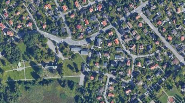 Promenera runt Brännkyrka kyrka på måndagar