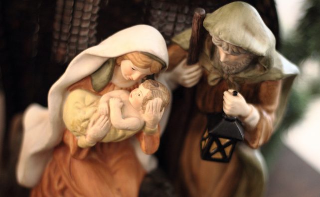 Julkrubba med Josef, Maria och Jesus